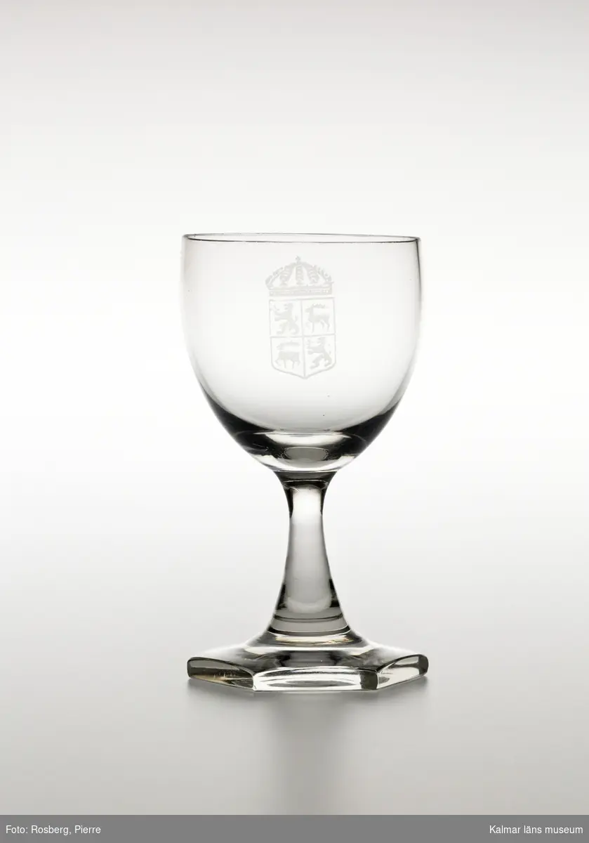 KLM 44717:17 Sherryglas, av glas. Glaset är tillverkat av Orrefors glasbruk och kupan är graverad med länsvapnet.