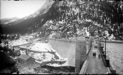 Tunhovd-demingen med det gamle kraftverket på nedsiden