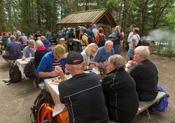 Servering av varmrøykt røye i Norsk Skogmuseums friluftsmuse