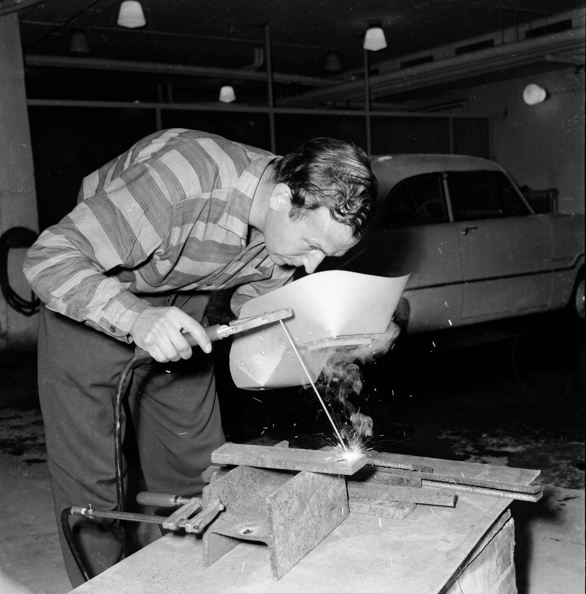 Svetsare Gunnar Pergon provar nytt aggregat.
Augusti 1956