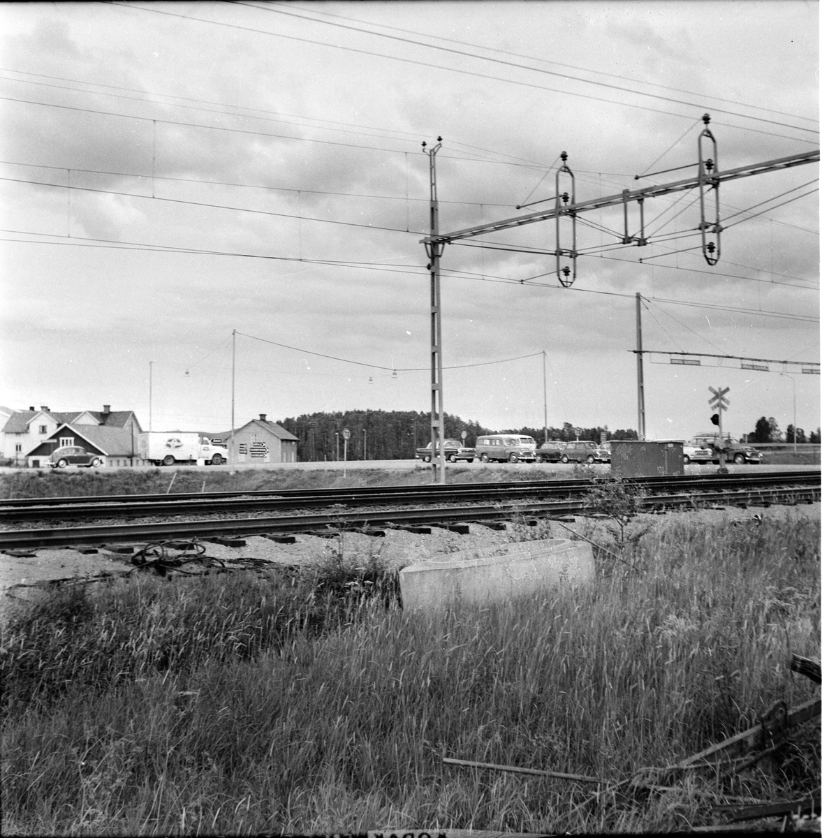 Järnvägskorsning vid Säversta, 8 Juli 1966. På bilden bland annat en Volvo Duett.