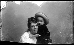 Marie Bachmann i Moss med et av barna hennes. Far er fotogra