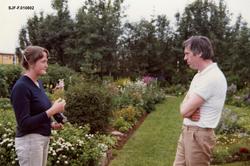 Anne Haugen fra Redalen i Oppland, fotografert i samtale med