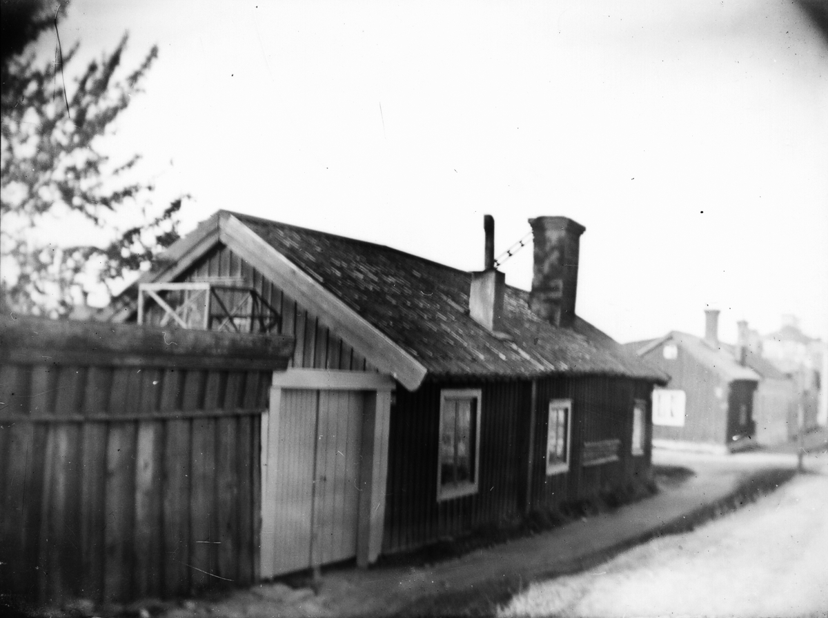 Södra Kopparslagargatan 16 i Gävle. Guldsmeden Erik Johansson med makan Lovisa hyrde detta hus efter den stora branden i Gävle den 10 juli 1869. De bodde här till september 1871. Enligt muntlig uppgift skall huset ha stått på tomt senare bebyggd av Gefle Ångväfveri.