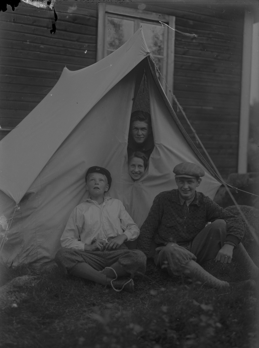 Bertil Raumer med flera utanför ett tält.