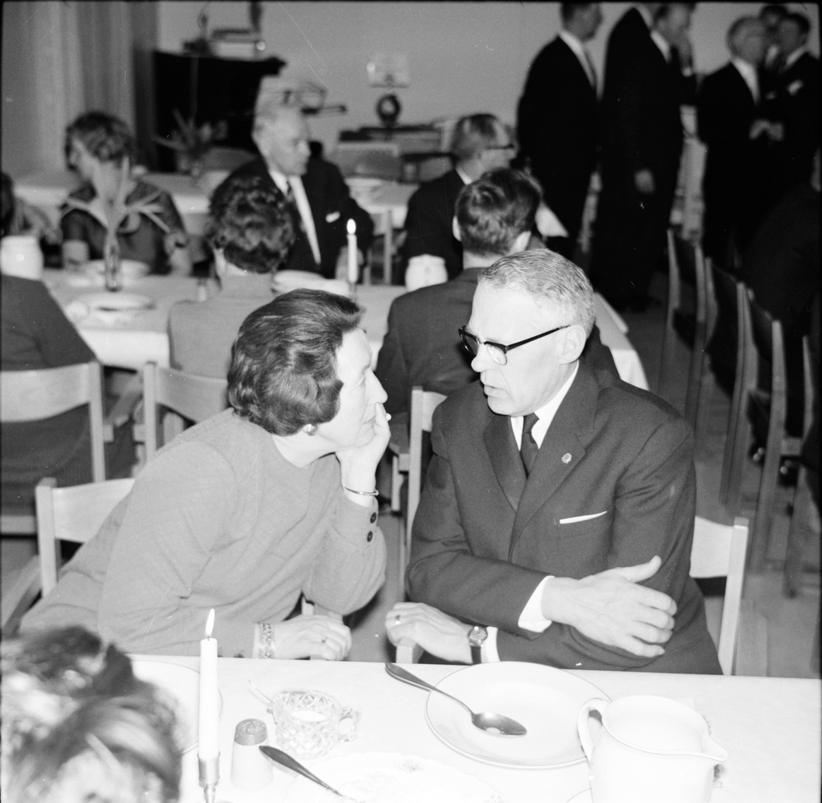 Greta Nässtrand och Evald Strömstedt samspråkar.
Arbrå, Sam Langermo avtackas.
Januari 1968