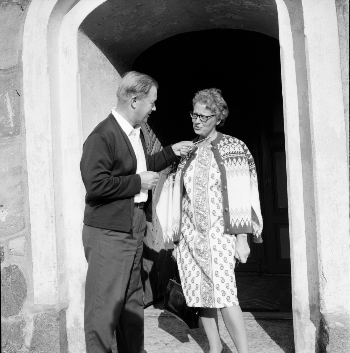 Komminister Gustav Björklund med Fru. Vid prästgården
Länna kyrka 23/8-1965