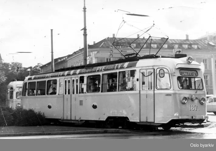 Lilleaker-Østensjøbanen, trikk til Østbanen, Gullfiskvogn 187 og annen vogn i tog. Fra Christian Frederiks plass ved Oslo Østbanestasjon. Bildet tatt muligens 1968.