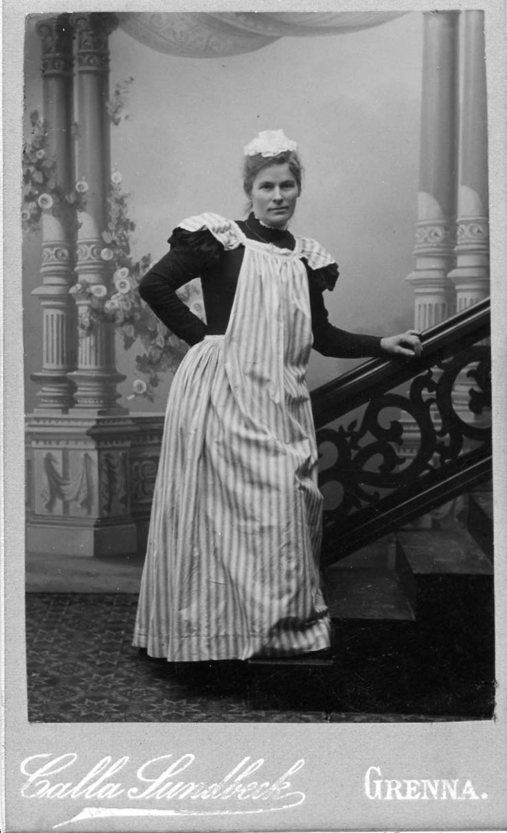 Kabinettsfotografi: kokerskan Anna Moreau, med förkläde i ateljén.