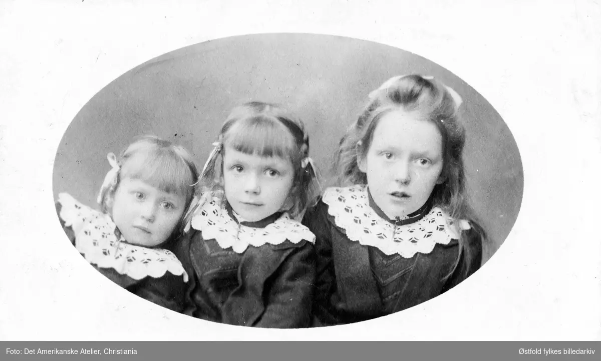 Gruppeportrett av tre ukjente jenter, visittkort, ca. 1906.