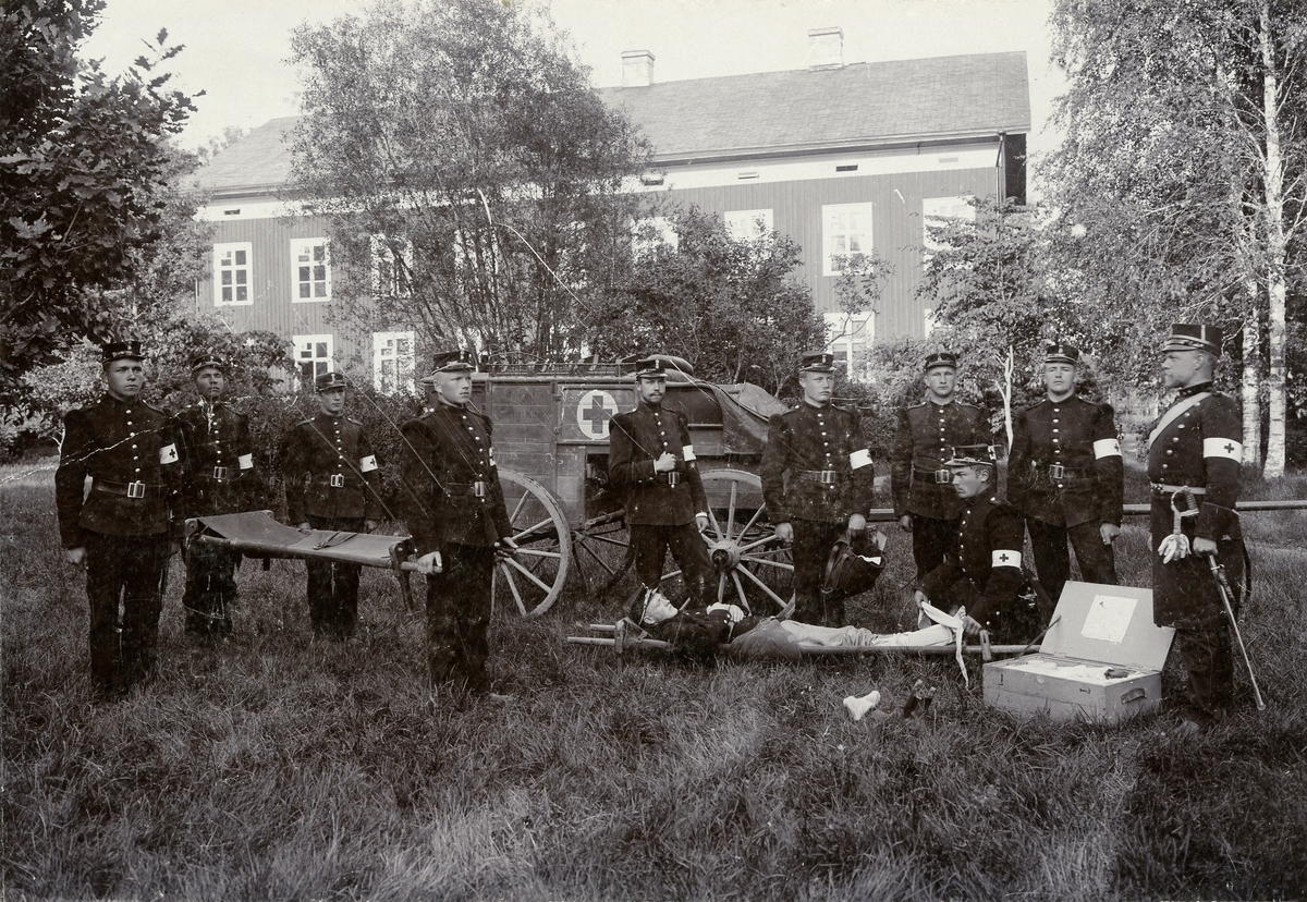 Grupporträtt av sjukvårdspersonal vid Värmlands fältjägarkår I 26, efter 1897.