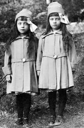 Gruppeportrett av ukjente barn, tvillingjenter.