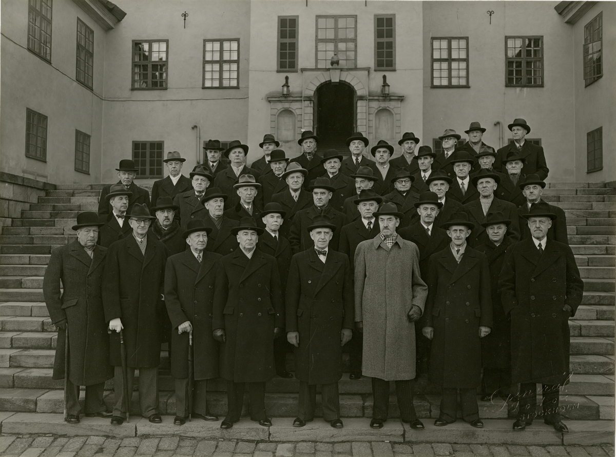Grupporträtt av kursdeltagare 1899 samlade till firandet av 50-årsminnet av officersexamen, Karlberg 1949.