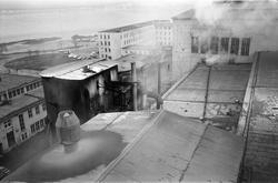 Piper og siloer på taket av B 103. Fra silotopp på taket.