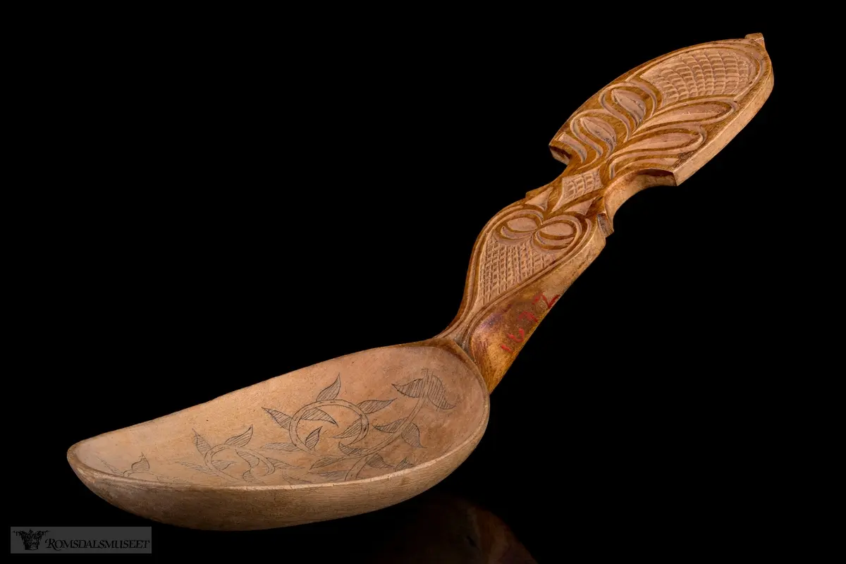 Stiliserte blad med rutemønster, blad- ornamentikk i C-kurver.(stenger med blad)