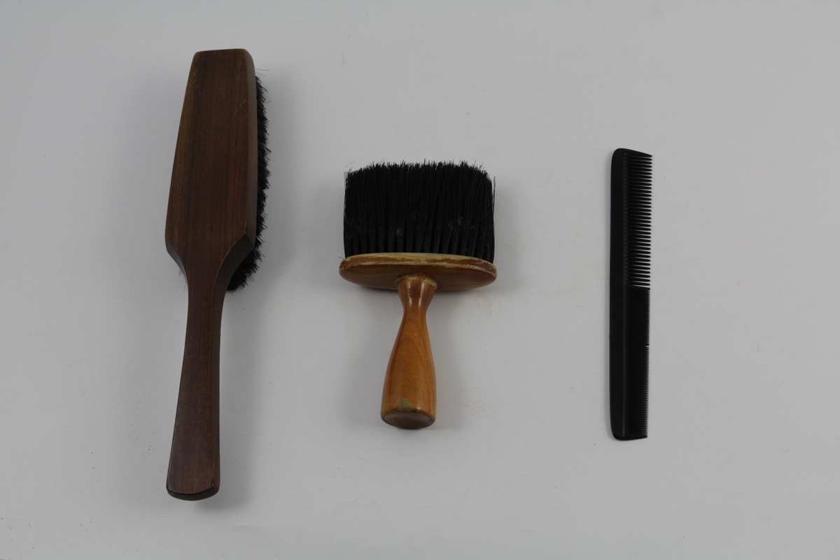 To børster og en kam. Form: a) børste: langt skaft og smal plate med bust, b) børste:  kort skaft, c) kam: lang og smal