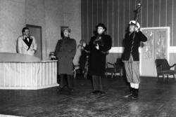 4 mann, kelner, paraply, veske, tamburmajor, revy, opptrinn,