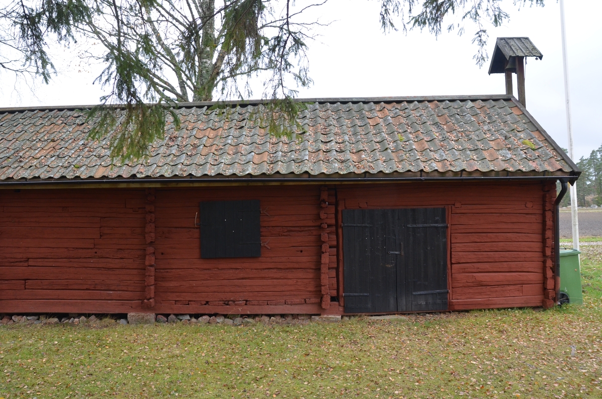 Uthuslänga vid Huddunge hembygdsgård, Prästgården 1:1, Huddunge socken, Uppland 2014