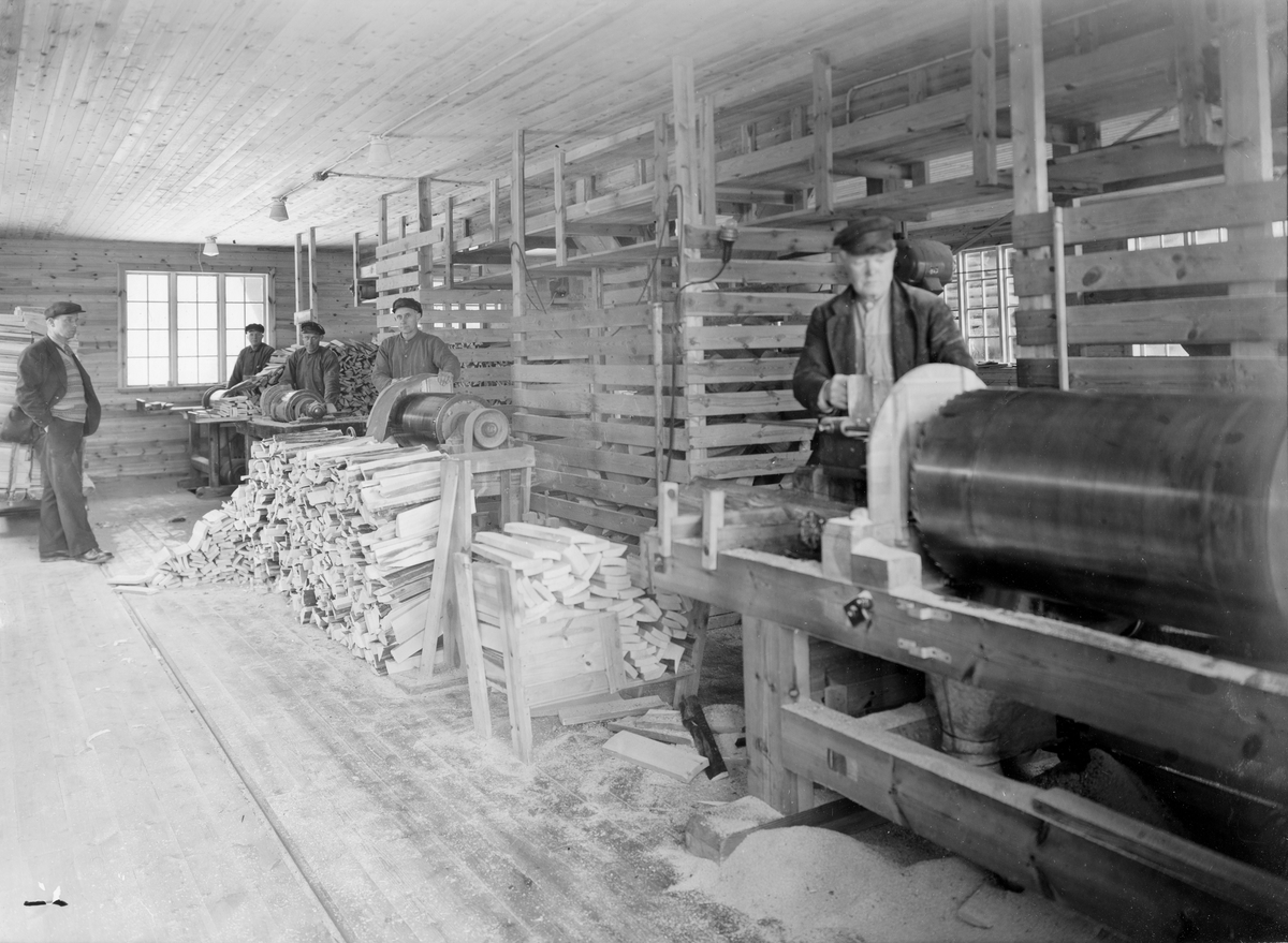 Habo Laggkärlsfabrik. Verksamhet i stavsågen i slutet av 1930-talet. Till vänster står Trygve Elwing.
