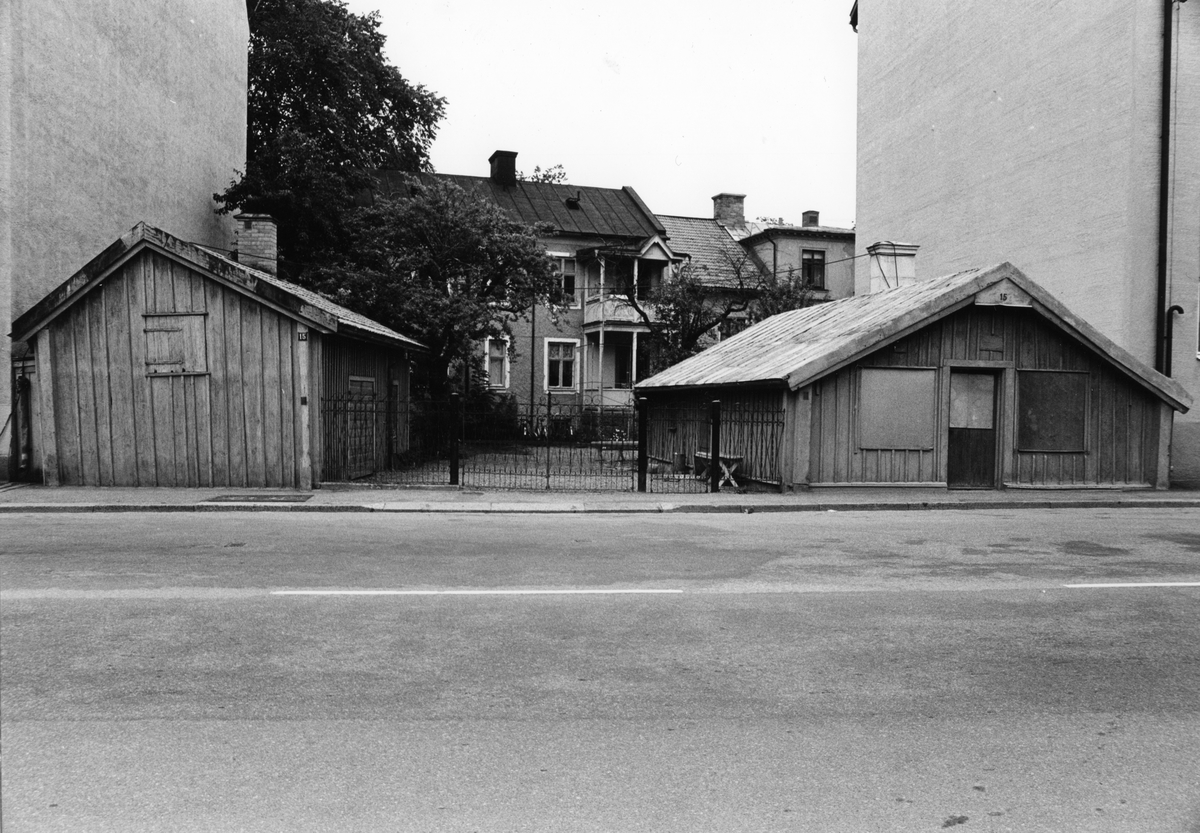 Starkt rivningshotad bebyggelse på Djurgårdsgatan 15 i Linköping 1978. Stugorna var en gång kortvarumagasin med god omsättning. Lilla stugans magasin drevs i 50 år av Malcus Anderson.