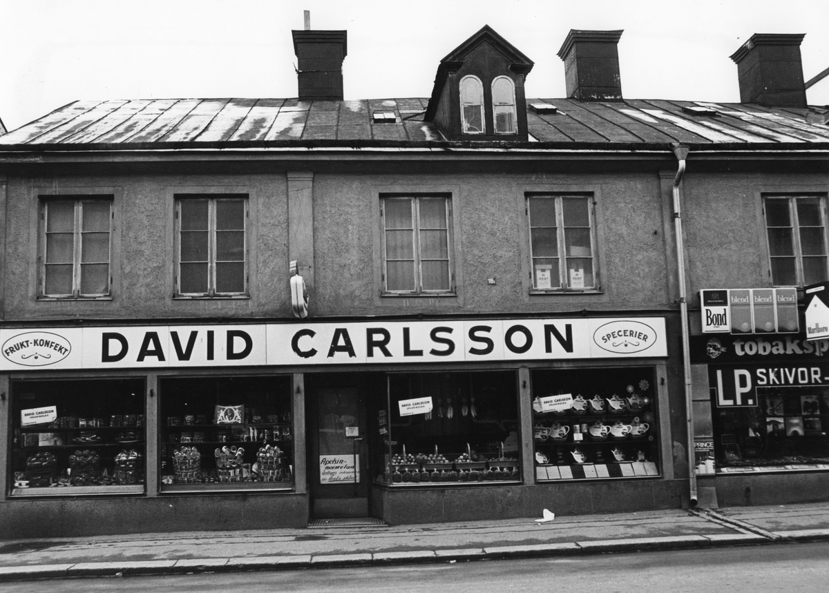 David Carlssons speceriaffär på adressen Storgatan 18 i Linköping. Byggnaden låg i kvarteret Decimalen, som var det sista centralt belägna kvarter att saneras i staden.