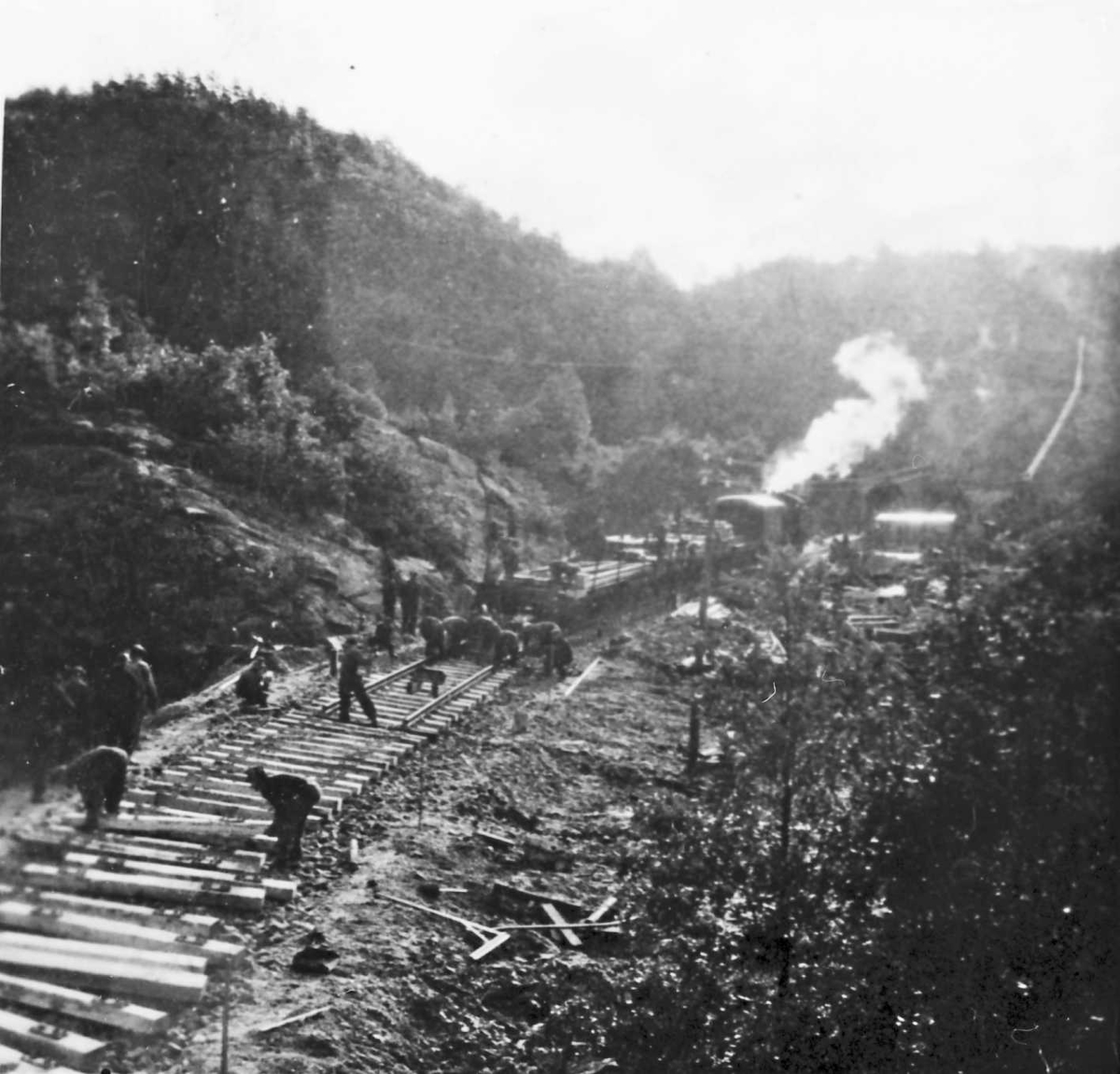 Skinnelegging pågår under bygging av Sørlandsbanen i 1941. 