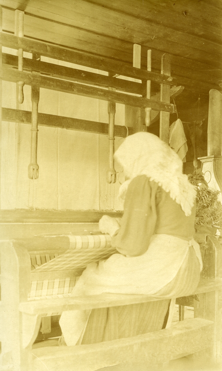 Kvinne, Kari Persdatter Flermoen g. Galaasen (7/4 1840 - 1935) m/skaut, sitter ved veven på Martins, Galåsen