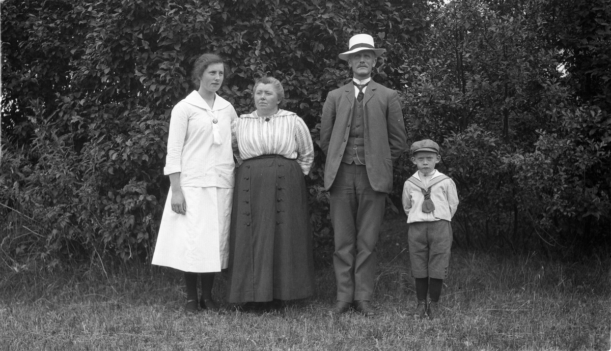 August og Anne Holmstad med barna Karine og Anders.
Fir bilder der hele familien er samlet på to, Karine og Anders på ett, og Karine alene på ett.