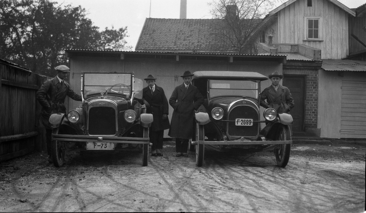 Biltur ca. 1923-25, fire bilder. Bilen med reg.nr. F-2699 er en 1924-modell Oldsmobile Tourer tilhørende mølleeier Nicolai Martinius Pedersen Skansen som flyttet fra Østre Toten i 1908 etter å ha virket som møller flere steder i distriktet. Han var født i Biri, og endte opp i Drammen. Ingen av personene på bildene er identifisert.
Bilen med reg.nr. F-73 er en 1923/24-modell Chevrolet Tourer tilhørende fabrikkeier Carl Chr. Møller i Drammen.
Alle personene er ikke identifisert, men det er rimelig å anta at ihvertfall noen er sønner av nevnte Skansen, og han lengst til venstre på bilde nr. to er trolig Johannes, som var en bekjent av Sigurd Røisli som har tatt bildene. DE to varså godt som jevngamle, og var nok bekjente helt fra skolealder av, og de holdt kontakt også i voksen alder. Johannes har skrevet boka "Bygdemøllene i Norge".
Stedene er nok litt forskjellig, men bilde nummer to er etter det en eldre Drammens-beboer mener trolig Tollbugata i Drammen der Skansens mølle holdt til.