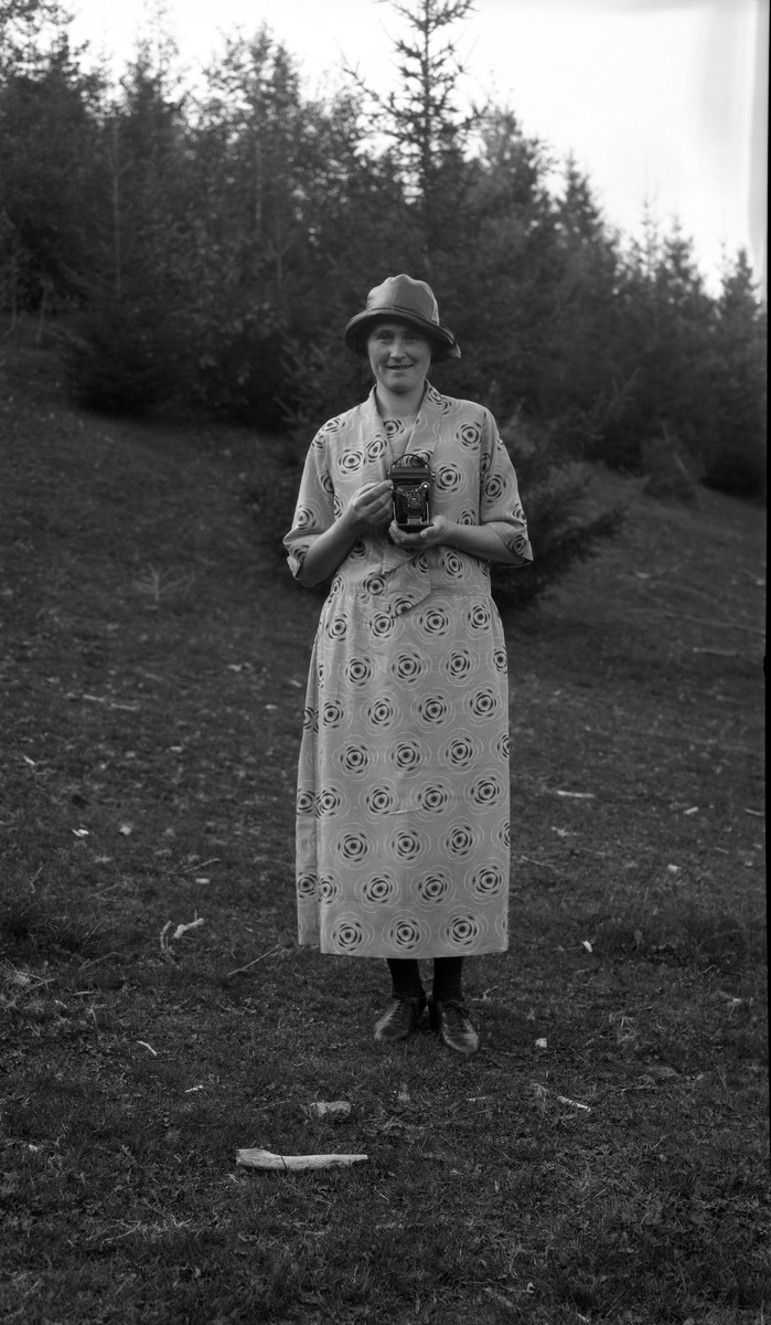 Karine Røisli (f.Pedersen), september 1925.
Fire bilder med personen i ulike positurer, alle i helfigur og i friluft.