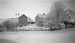 Gårdsbruk i vinterdrakt. Trolig gården Slagsvold, Østre Tote