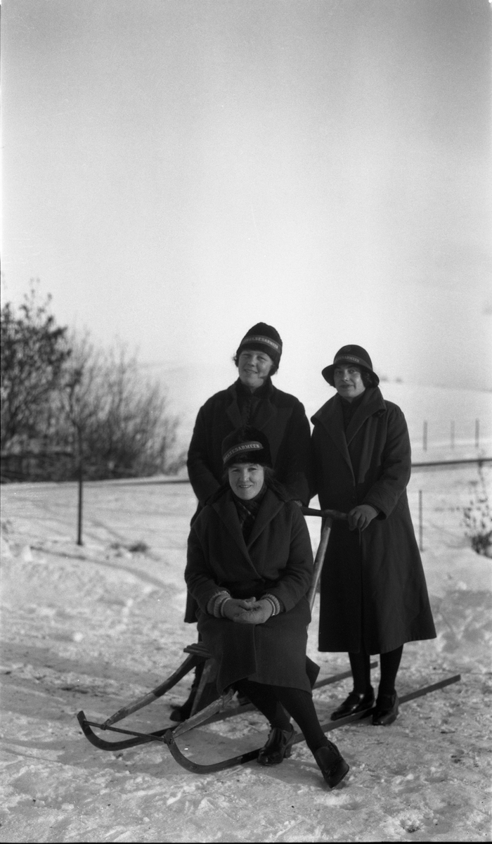 Tre kvinner i Frelsesarmeens uniform. Ti bilder med kvinnene i ulike sammenstillinger: Enkeltvis, to-og-to, eller alle tre sammen.
Ingen av de tre er identifisert.