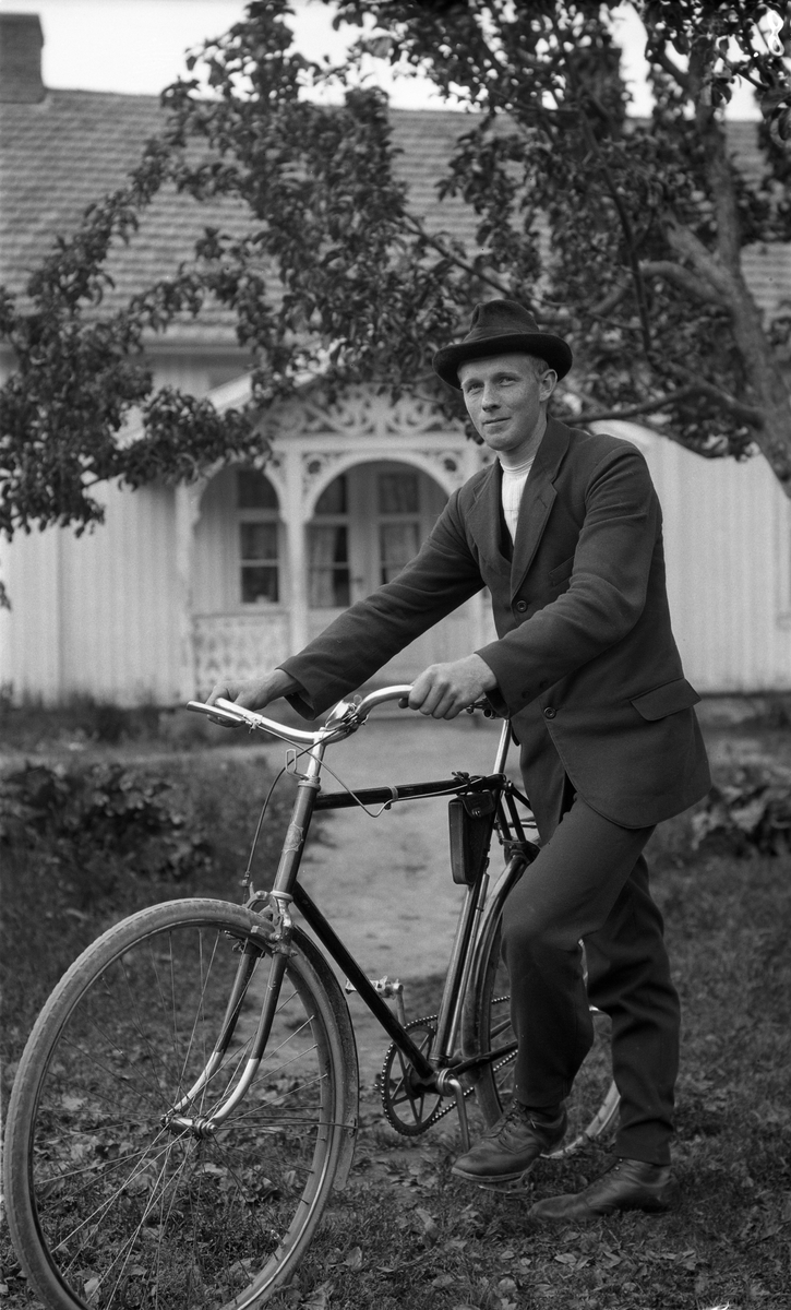 Josef Skullerud portrettert i helfigur og med sykkel.