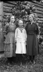 Tre helfigurs portretter av tre unge kvinner. Fra venstre på