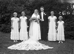 Bryllup på Rogneby gård, Østre Toten, 30.juli 1937. Serie på