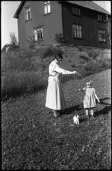 Sigrun Røisli og mor Karine med kattunge i hagen hjemme på O