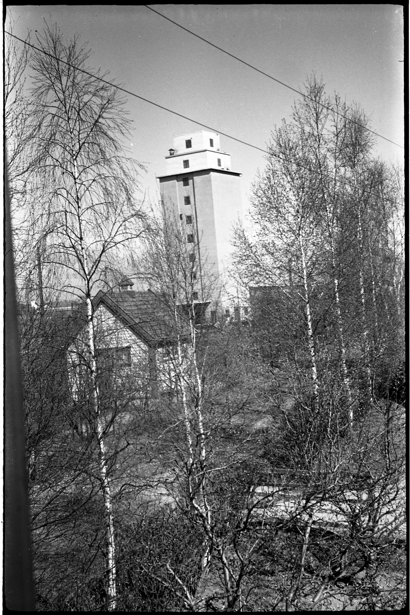 Utsikt mot Toten Kornsilo på Lena. I forgrunnen et lite hus som var en del av bebyggelsen på Lena stasjon. To nær identiske bilder.