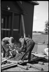 Det støpes trapp hos Sigurd Røisli på Odberg, Kraby, Ø.Toten