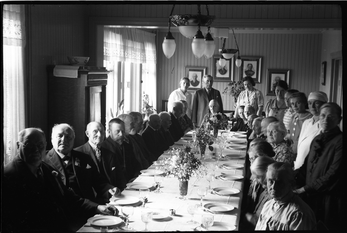 Fra Labo aldershjem på Lena, Ø.Toten. Serie på fem bilder av en gruppe personer ved et bord ifm. et måltid. Ingen av personene er identifisert bortsett fra mannen som står ved enden av bordet, dette kan være David Seierstad.