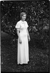 Guri Tømmerstigen som konfirmant. Serie på 8 bilder.