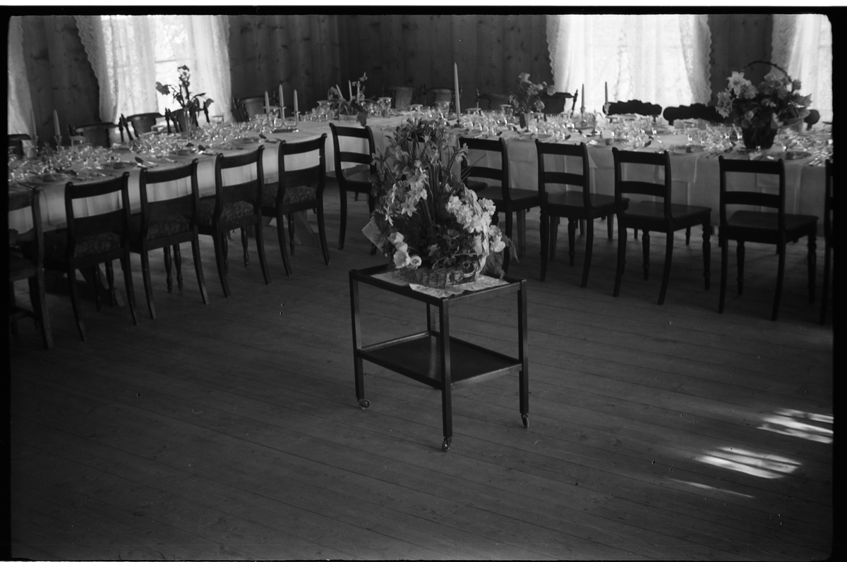 Dekket til festmiddag. Iflg. fotografens notat på "Kraby", trolig da gården Kraby østre. Serie på 10 bilder.