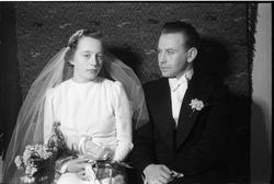 Brudepar. Trolig Aase Lund og Jens Mauritz Berg. Ni bilder f