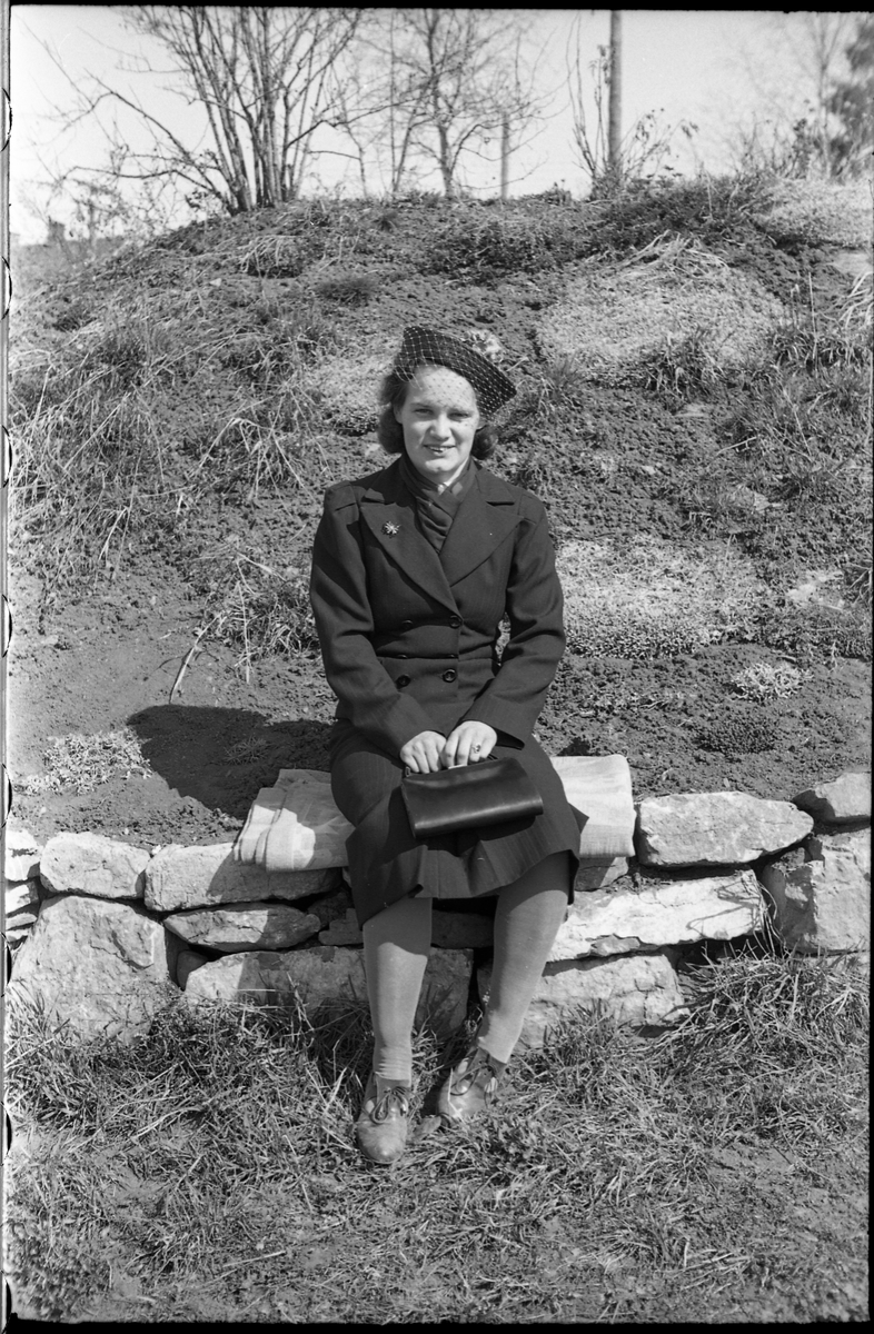 Portrett av to unge kvinner, Jenny Nettum og Solveig Langerud. Serie på fem bilder.
Bilde nr. 1: De to sammen, Jenny Nettum til venstre, Solveig Langerud til høyre.
Bilde 2 og 3: Jenny Nettum alene.
Bilde 4 og 5: Solveig Langerud alene.