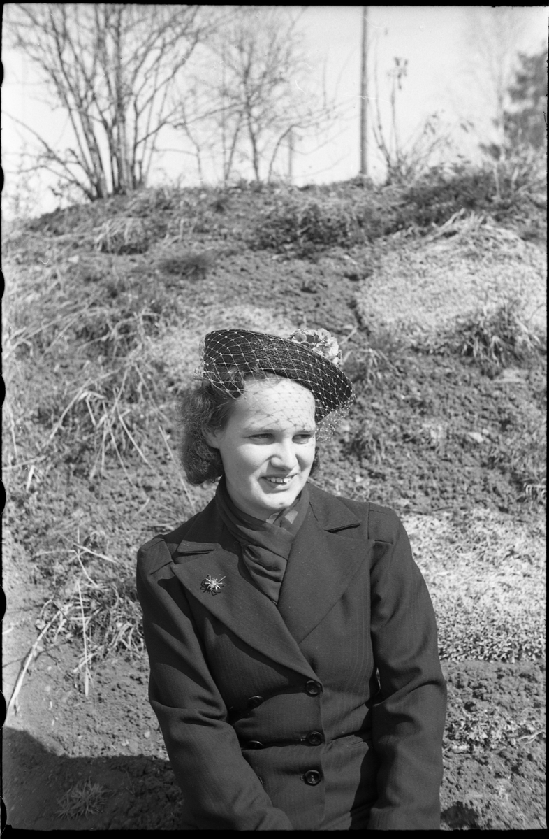 Portrett av to unge kvinner, Jenny Nettum og Solveig Langerud. Serie på fem bilder.
Bilde nr. 1: De to sammen, Jenny Nettum til venstre, Solveig Langerud til høyre.
Bilde 2 og 3: Jenny Nettum alene.
Bilde 4 og 5: Solveig Langerud alene.