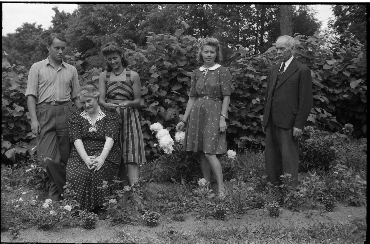 Kristen og Olga Sveum, trolig med sønnen Arvid samt to uidentifiserte unge kvinner. Trolig juni 1941.