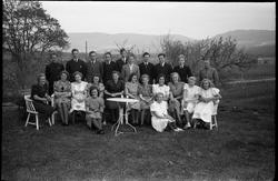 Fest på gården Kraby Østre i mai 1942. Gjestene fotografert 