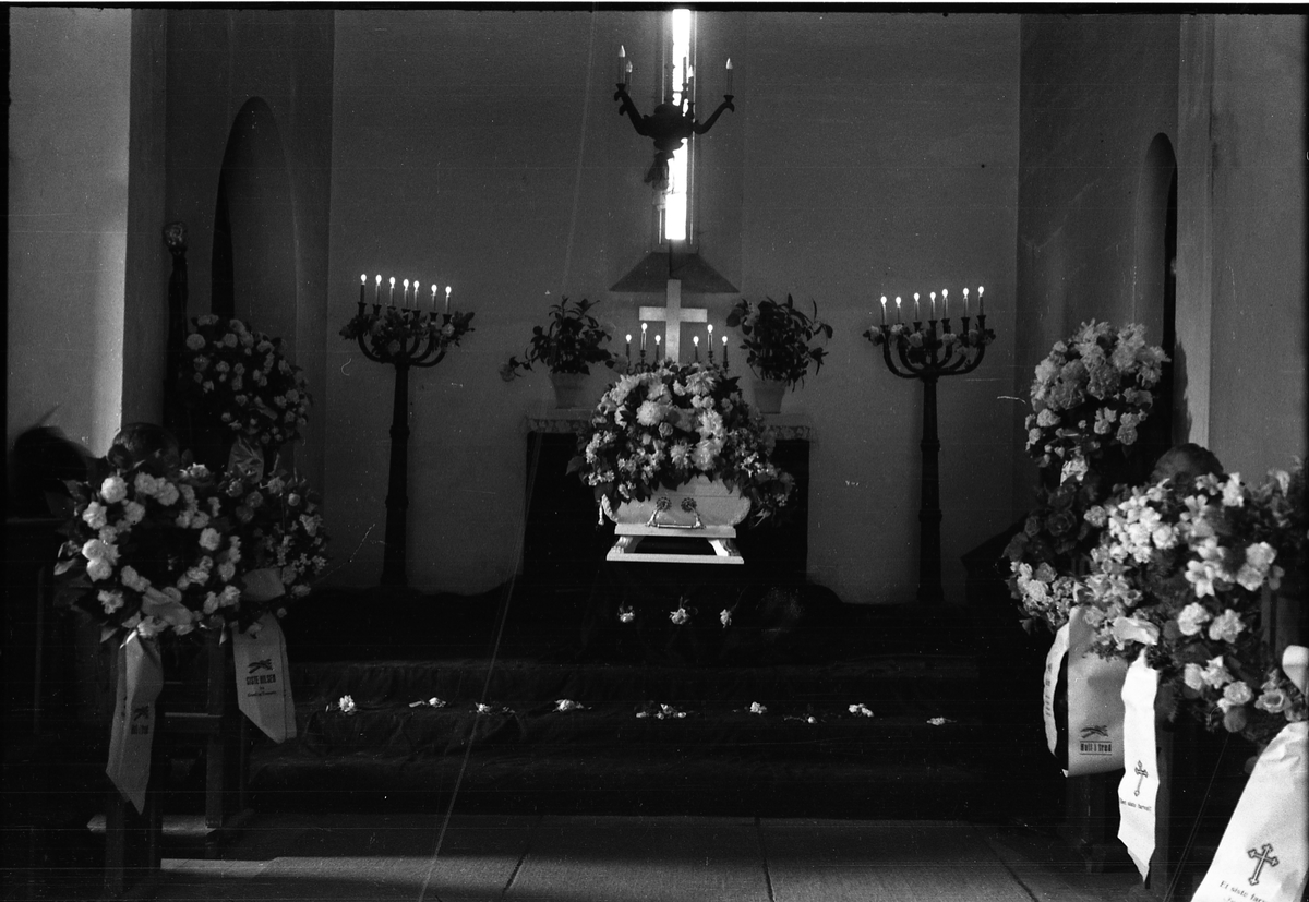 Fra en begravelse i Hoff Kapell. Fire bilder.