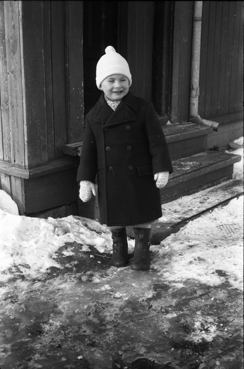 Kjell Røisli på gårdsplassen hjemme på Odberg på Kraby, Østre Toten. To bilder.