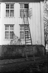 Ifølge fotografens notat: "Etter innbrudd på Rogneby." April