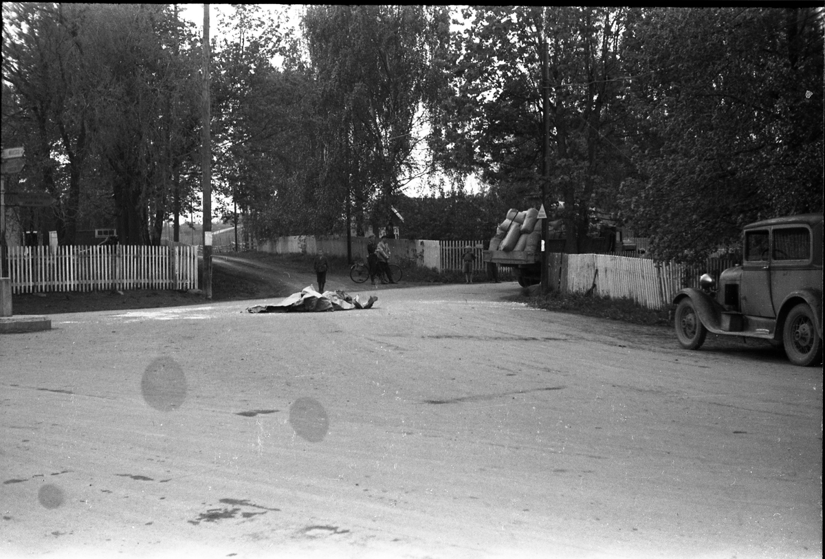 Biluhell i Lillo-krysset, Ø.Toten, juni 1944. Trolig fotografert på oppdrag av lensmannen. Seks bilder.Personbilen med reg.nr. E-304 (de tre siste bildene) er en Ford A årsmodell 1928-29, mens lastebilen trolig er en Dodge 1934-35. Begge bilene er utstyrt med knottgenerator.